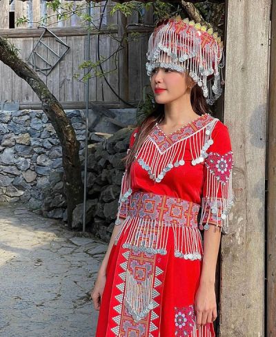 Copy of Siêu mẫu Minh Tú khoe hành trình phượt Hà Giang, thích thú diện váy áo dân tộc khiến fans cười nghiêng ngả: “Vậy là đã dịu dàng dữ chưa?”